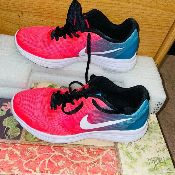 Nike Revolution 3 Air Max Women Size 5Y 819416-404 Pink/ Blue/Purple Umbre - Picture 1 of 7
